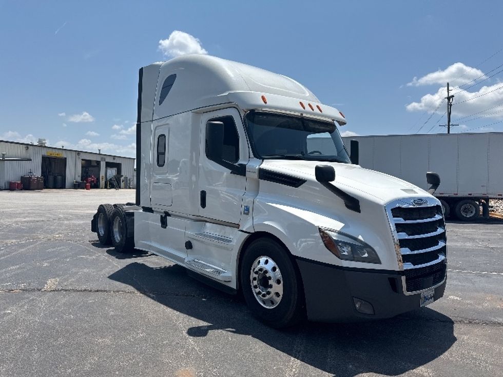 Sleeper Tractor-Heavy Duty Tractors-Freightliner-2020-T12664ST-Decatur-AL-788,546\n\t\tmiles-$ 42,500 - Image 1