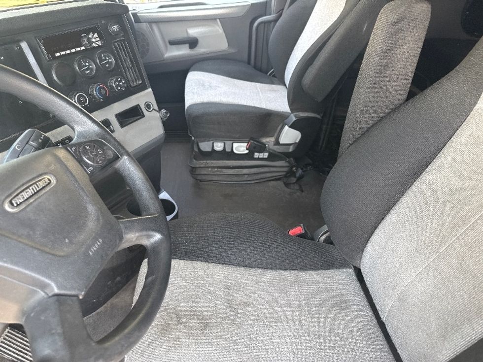 Sleeper Tractor-Heavy Duty Tractors-Freightliner-2020-T12664ST-Decatur-AL-788,546\n\t\tmiles-$ 42,500 - Image 10