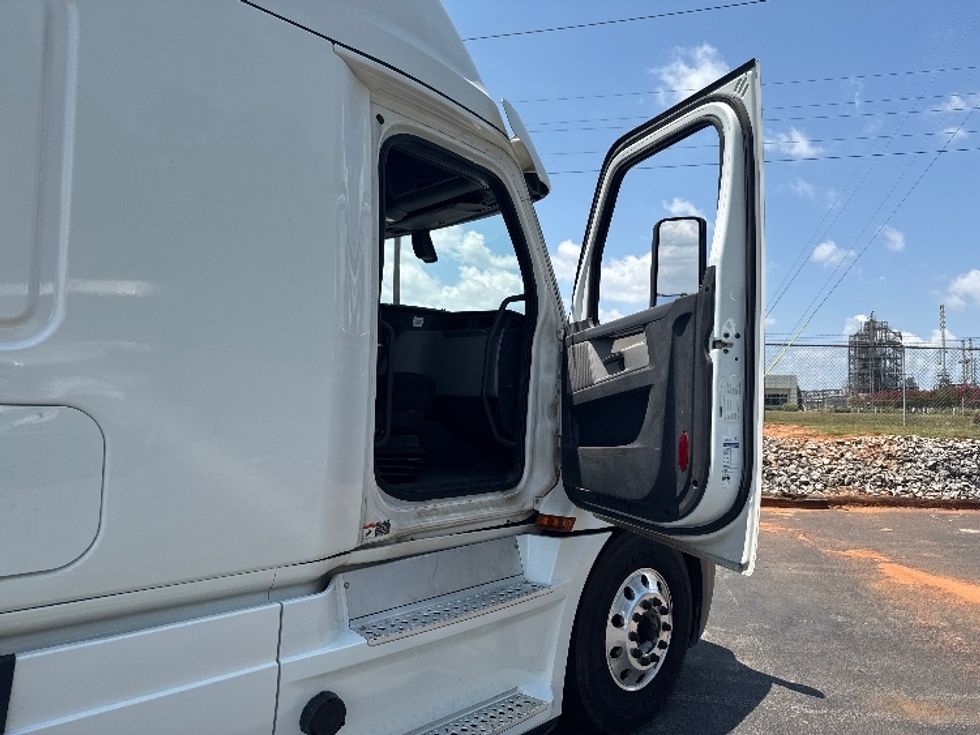 Sleeper Tractor-Heavy Duty Tractors-Freightliner-2020-T12664ST-Decatur-AL-788,546\n\t\tmiles-$ 42,500 - Image 13