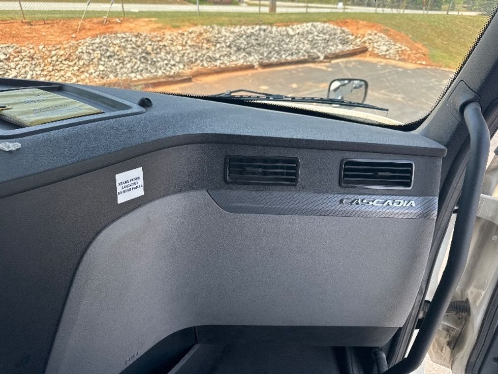 Sleeper Tractor-Heavy Duty Tractors-Freightliner-2020-T12664ST-Decatur-AL-788,546\n\t\tmiles-$ 42,500 - Image 14