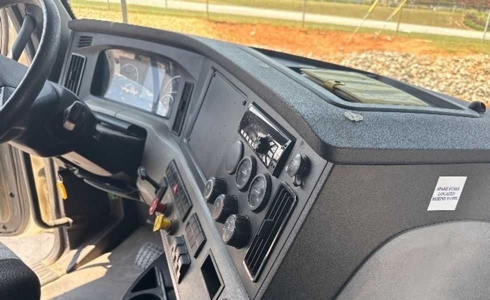 Sleeper Tractor-Heavy Duty Tractors-Freightliner-2020-T12664ST-Decatur-AL-788,546\n\t\tmiles-$ 42,500 - Image 15