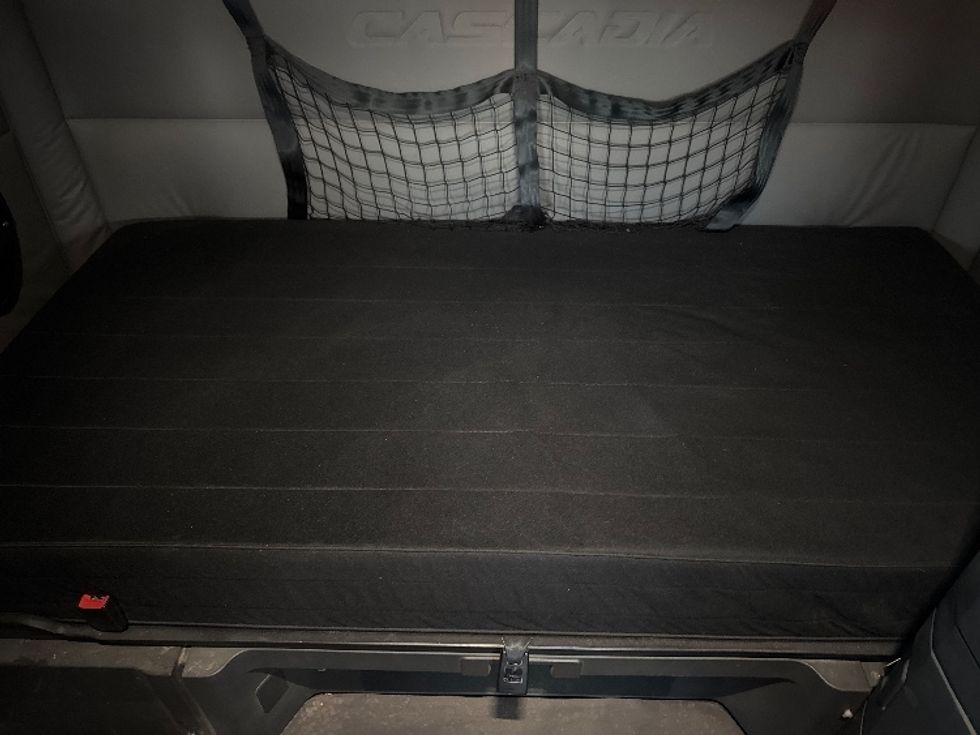 Sleeper Tractor-Heavy Duty Tractors-Freightliner-2020-T12664ST-Decatur-AL-788,546\n\t\tmiles-$ 42,500 - Image 16