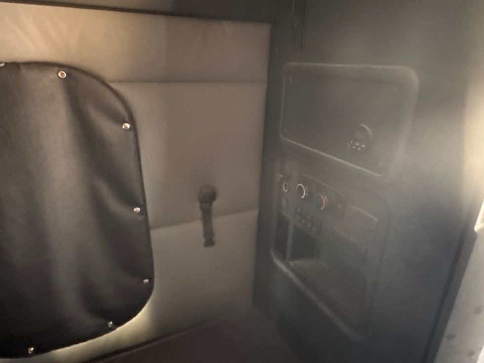 Sleeper Tractor-Heavy Duty Tractors-Freightliner-2020-T12664ST-Decatur-AL-788,546\n\t\tmiles-$ 42,500 - Image 18