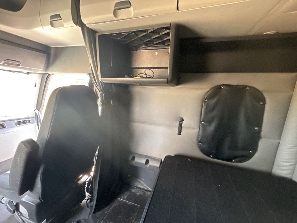 Sleeper Tractor-Heavy Duty Tractors-Freightliner-2020-T12664ST-Decatur-AL-788,546\n\t\tmiles-$ 42,500 - Image 19