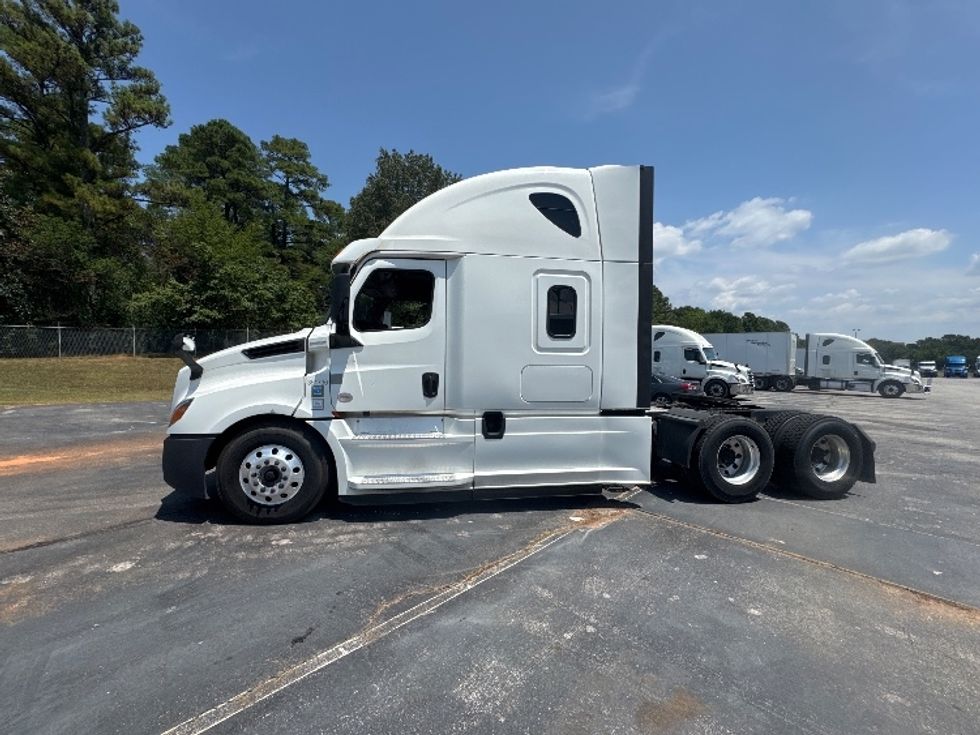 Sleeper Tractor-Heavy Duty Tractors-Freightliner-2020-T12664ST-Decatur-AL-788,546\n\t\tmiles-$ 42,500 - Image 4