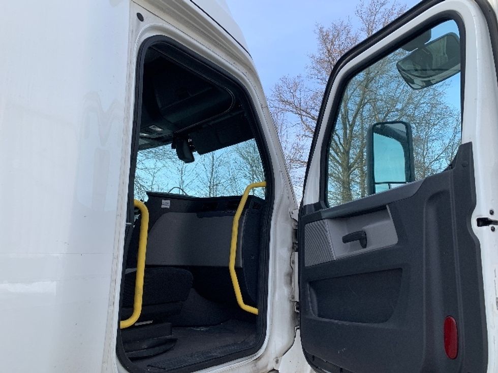 Sleeper Tractor-Heavy Duty Tractors-Freightliner-2020-T12664ST-Delaware-OH-564,009\n\t\tmiles-$ 53,500 - Image 13