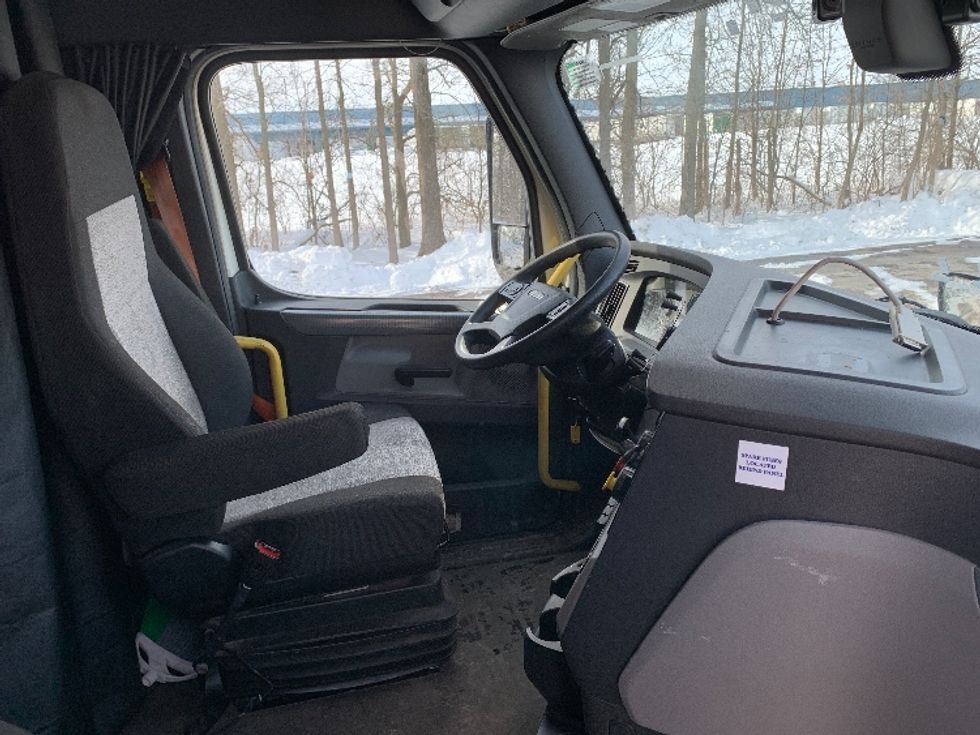 Sleeper Tractor-Heavy Duty Tractors-Freightliner-2020-T12664ST-Delaware-OH-564,009\n\t\tmiles-$ 53,500 - Image 15