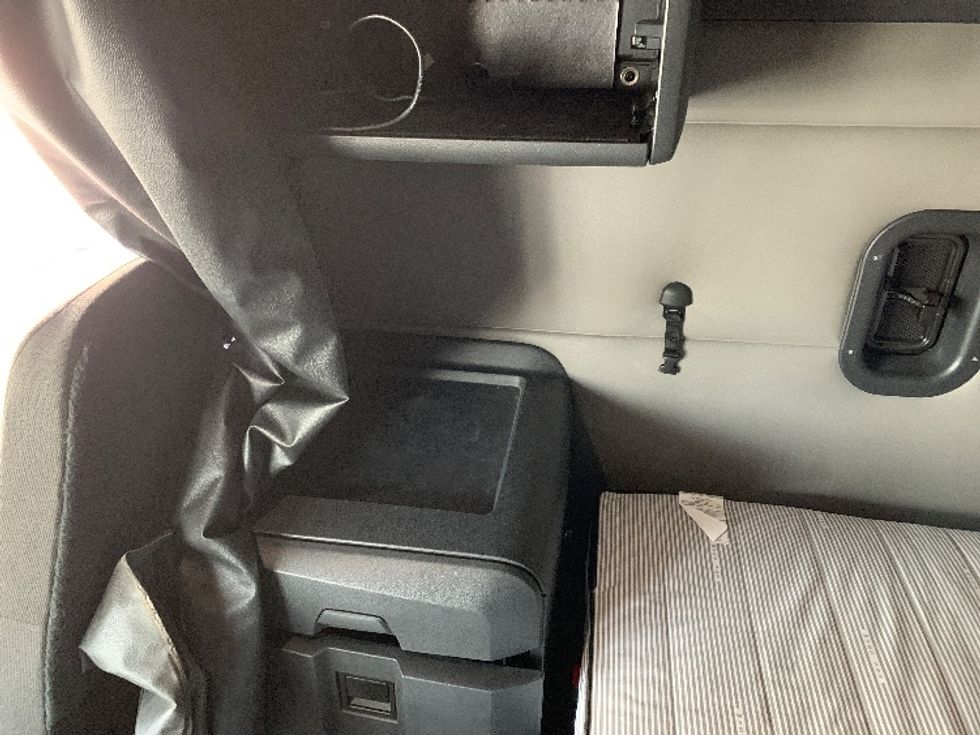 Sleeper Tractor-Heavy Duty Tractors-Freightliner-2020-T12664ST-Delaware-OH-564,009\n\t\tmiles-$ 53,500 - Image 19