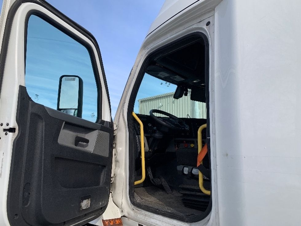 Sleeper Tractor-Heavy Duty Tractors-Freightliner-2020-T12664ST-Delaware-OH-564,009\n\t\tmiles-$ 53,500 - Image 9