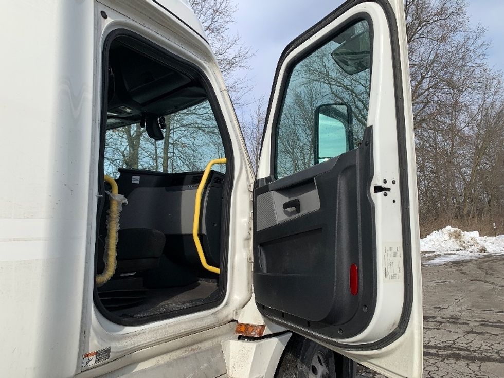 Sleeper Tractor-Heavy Duty Tractors-Freightliner-2020-T12664ST-Delaware-OH-614,356\n\t\tmiles-$ 50,250 - Image 13