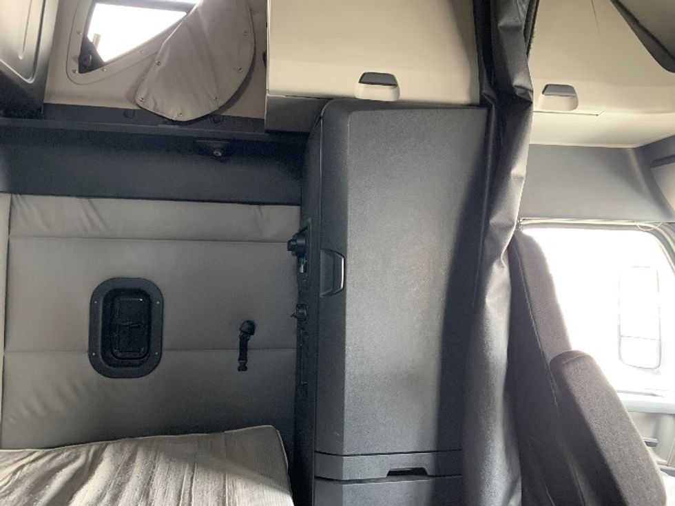 Sleeper Tractor-Heavy Duty Tractors-Freightliner-2020-T12664ST-Delaware-OH-614,356\n\t\tmiles-$ 50,250 - Image 18