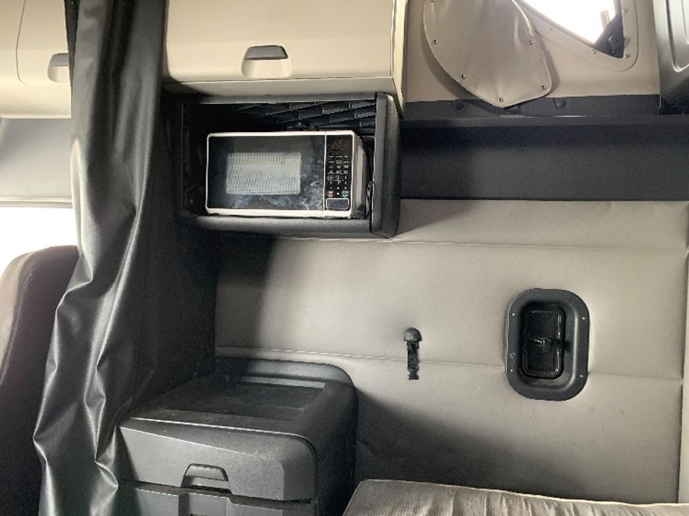 Sleeper Tractor-Heavy Duty Tractors-Freightliner-2020-T12664ST-Delaware-OH-614,356\n\t\tmiles-$ 50,250 - Image 19