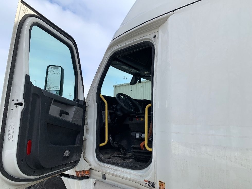 Sleeper Tractor-Heavy Duty Tractors-Freightliner-2020-T12664ST-Delaware-OH-614,356\n\t\tmiles-$ 50,250 - Image 9