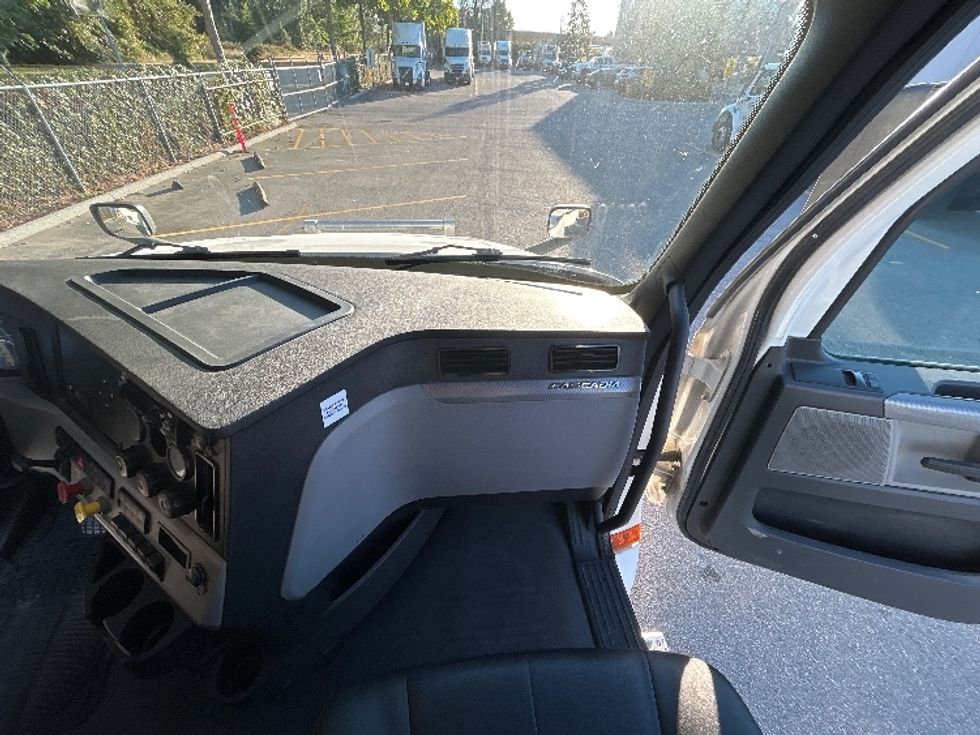 Sleeper Tractor-Heavy Duty Tractors-Freightliner-2020-T12664ST-Delta-BC-1,031,499\n\t\tkm-$ 66,750 - Image 14