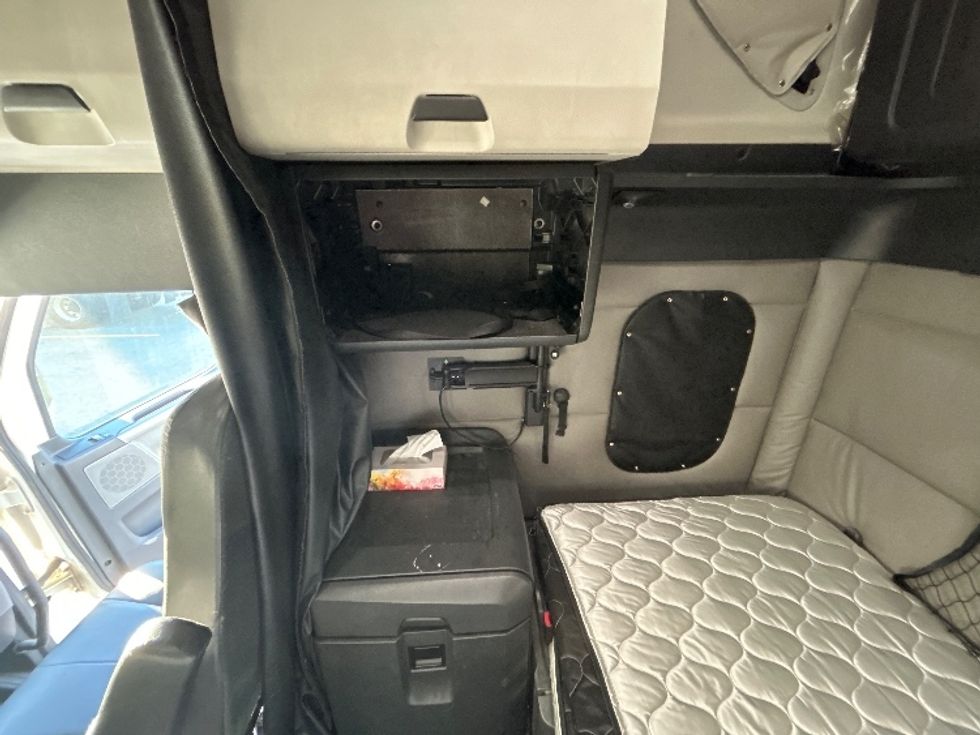 Sleeper Tractor-Heavy Duty Tractors-Freightliner-2020-T12664ST-Delta-BC-1,031,499\n\t\tkm-$ 66,750 - Image 19