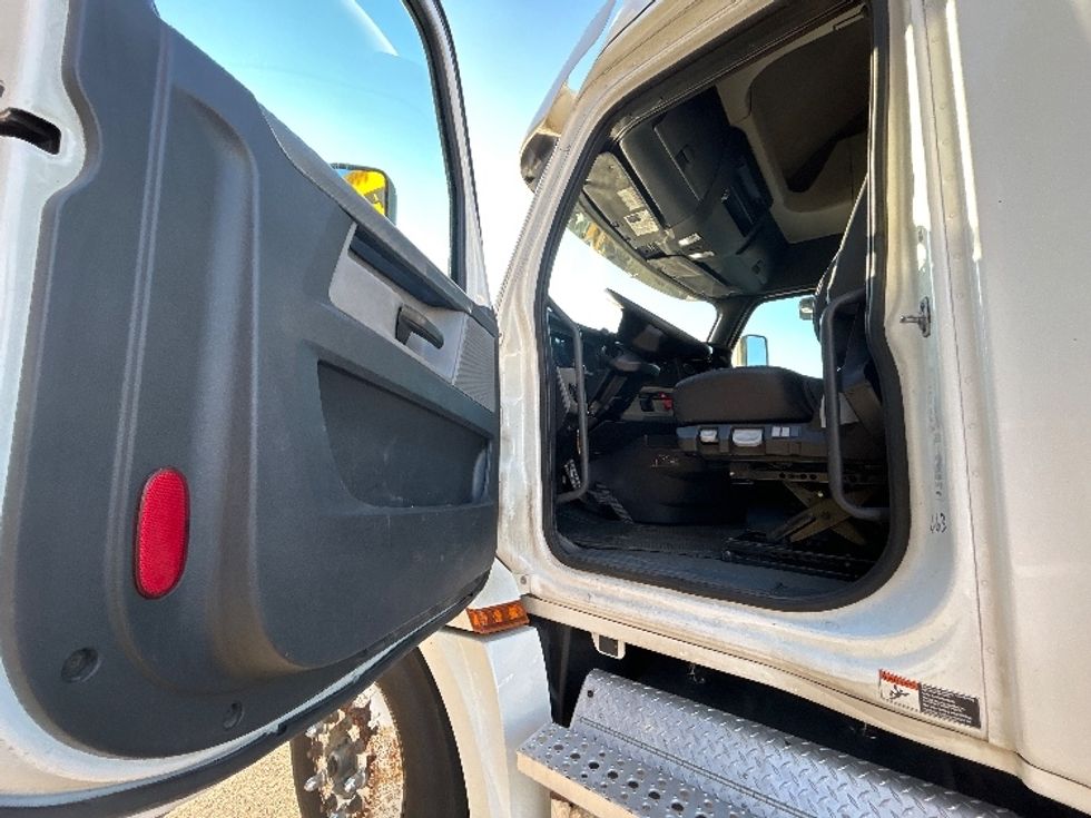 Sleeper Tractor-Heavy Duty Tractors-Freightliner-2020-T12664ST-Delta-BC-1,031,499\n\t\tkm-$ 66,750 - Image 9