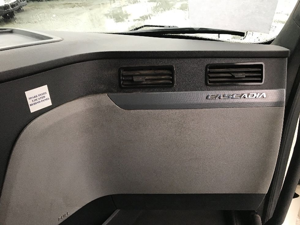 Sleeper Tractor-Heavy Duty Tractors-Freightliner-2020-T12664ST-Delta-BC-1,184,324\n\t\tkm-$ 48,500 - Image 14