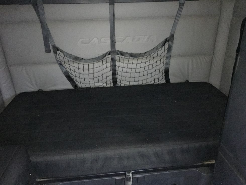 Sleeper Tractor-Heavy Duty Tractors-Freightliner-2020-T12664ST-Delta-BC-1,184,324\n\t\tkm-$ 48,500 - Image 16