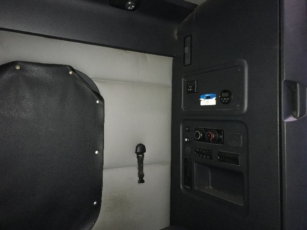 Sleeper Tractor-Heavy Duty Tractors-Freightliner-2020-T12664ST-Delta-BC-1,184,324\n\t\tkm-$ 48,500 - Image 18