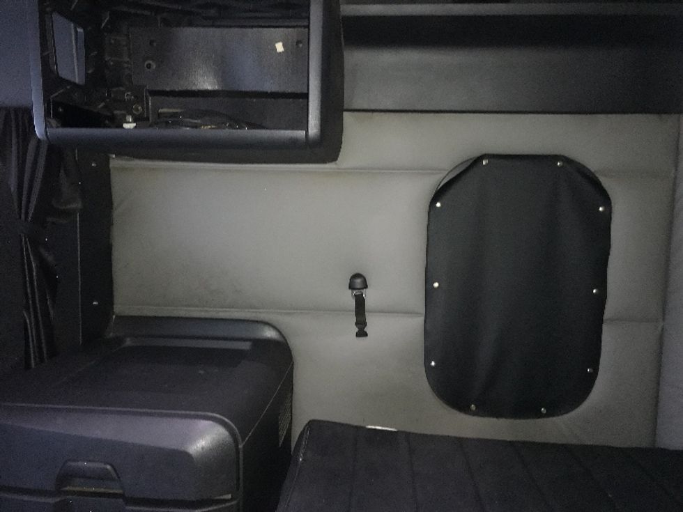 Sleeper Tractor-Heavy Duty Tractors-Freightliner-2020-T12664ST-Delta-BC-1,184,324\n\t\tkm-$ 48,500 - Image 19