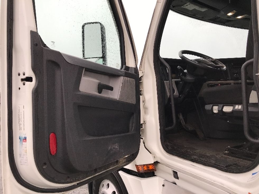 Sleeper Tractor-Heavy Duty Tractors-Freightliner-2020-T12664ST-Delta-BC-1,184,324\n\t\tkm-$ 48,500 - Image 9