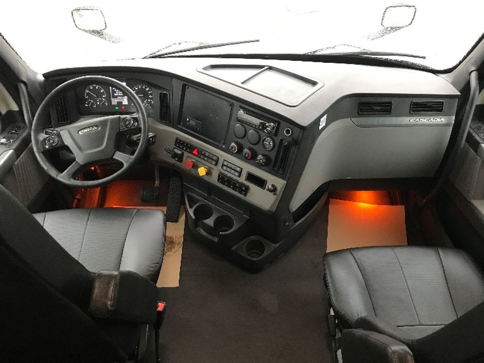 Sleeper Tractor-Heavy Duty Tractors-Freightliner-2020-T12664ST-Delta-BC-831,324\n\t\tkm-$ 76,500 - Image 12