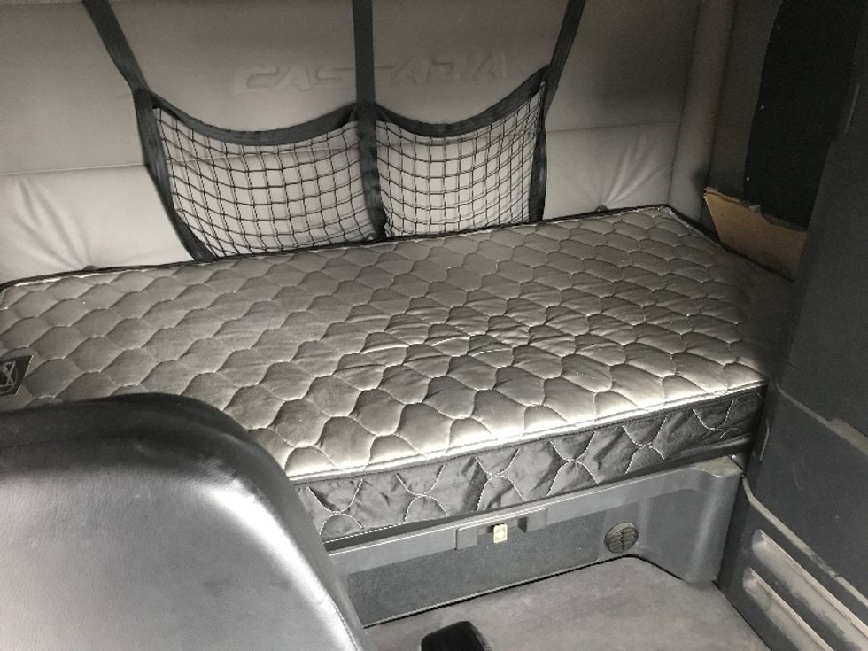 Sleeper Tractor-Heavy Duty Tractors-Freightliner-2020-T12664ST-Delta-BC-831,324\n\t\tkm-$ 76,500 - Image 16