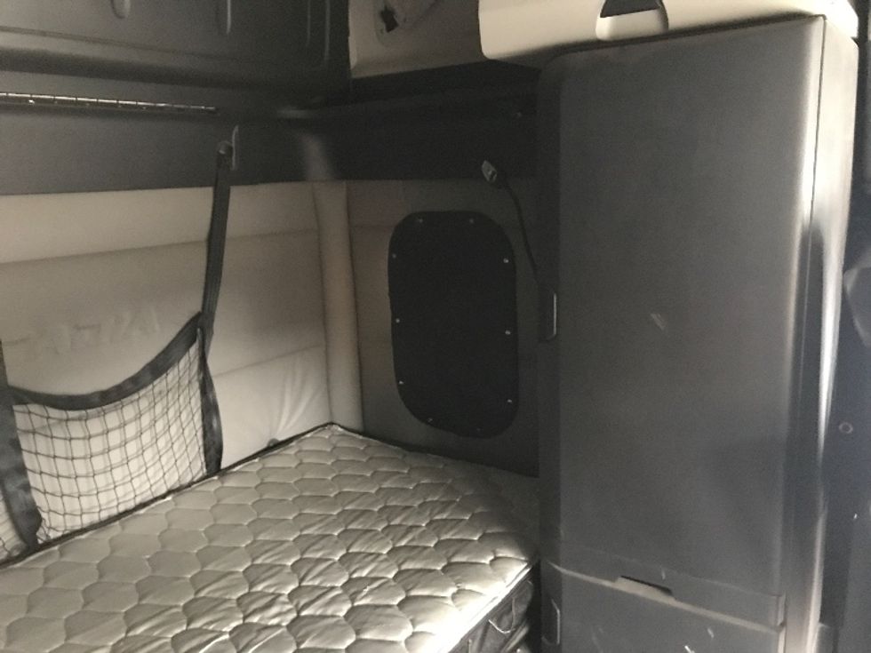 Sleeper Tractor-Heavy Duty Tractors-Freightliner-2020-T12664ST-Delta-BC-831,324\n\t\tkm-$ 76,500 - Image 18