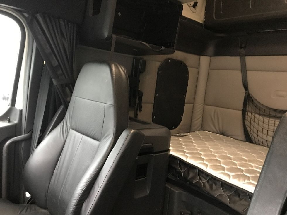 Sleeper Tractor-Heavy Duty Tractors-Freightliner-2020-T12664ST-Delta-BC-831,324\n\t\tkm-$ 76,500 - Image 19