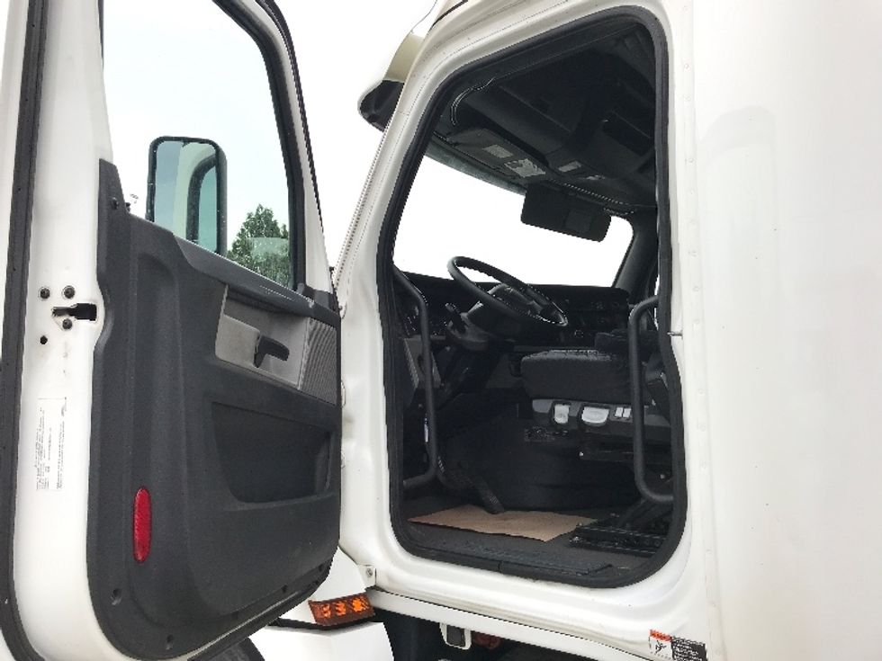 Sleeper Tractor-Heavy Duty Tractors-Freightliner-2020-T12664ST-Delta-BC-831,324\n\t\tkm-$ 76,500 - Image 9