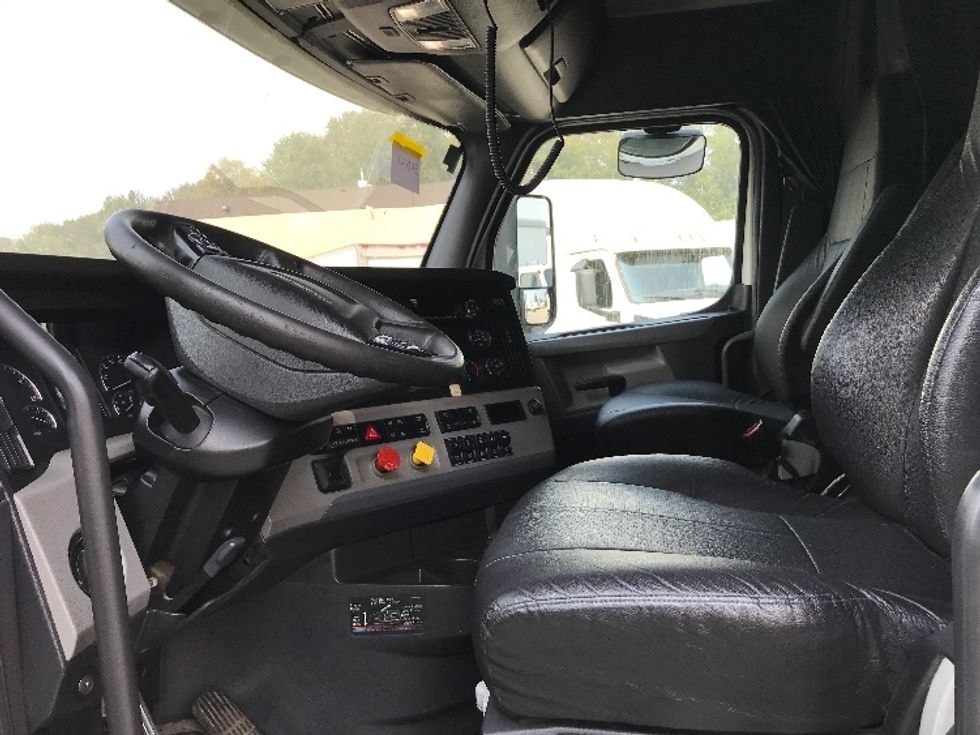 Sleeper Tractor-Heavy Duty Tractors-Freightliner-2020-T12664ST-Delta-BC-959,899\n\t\tkm-$ 70,250 - Image 10