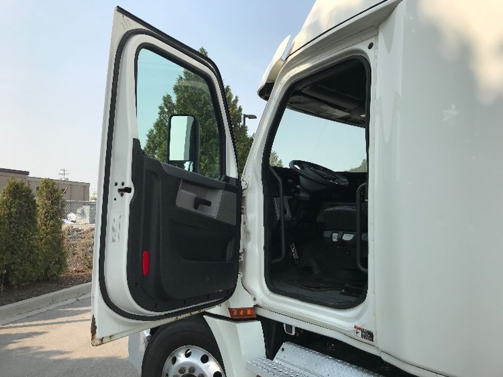 Sleeper Tractor-Heavy Duty Tractors-Freightliner-2020-T12664ST-Delta-BC-959,899\n\t\tkm-$ 70,250 - Image 9
