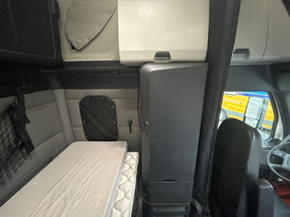 Sleeper Tractor-Heavy Duty Tractors-Freightliner-2020-T12664ST-Delta-BC-988,687\n\t\tkm-$ 68,750 - Image 18