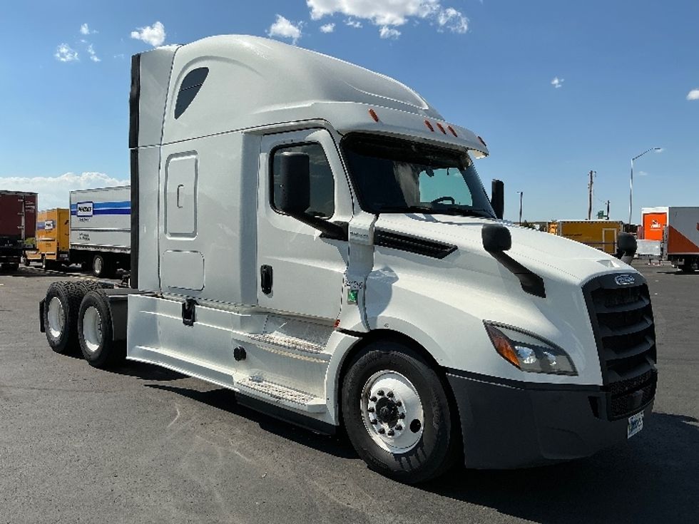 Sleeper Tractor-Heavy Duty Tractors-Freightliner-2020-T12664ST-Denver-CO-489,164\n\t\tmiles-$ 69,750 - Image 1