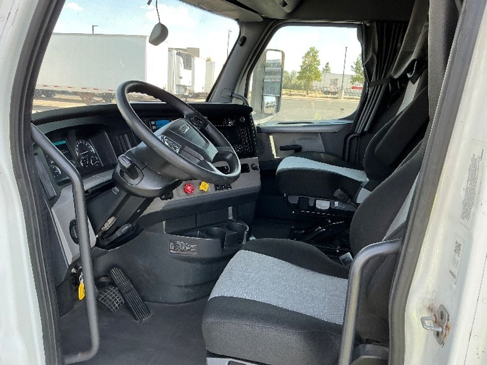 Sleeper Tractor-Heavy Duty Tractors-Freightliner-2020-T12664ST-Denver-CO-489,164\n\t\tmiles-$ 69,750 - Image 10