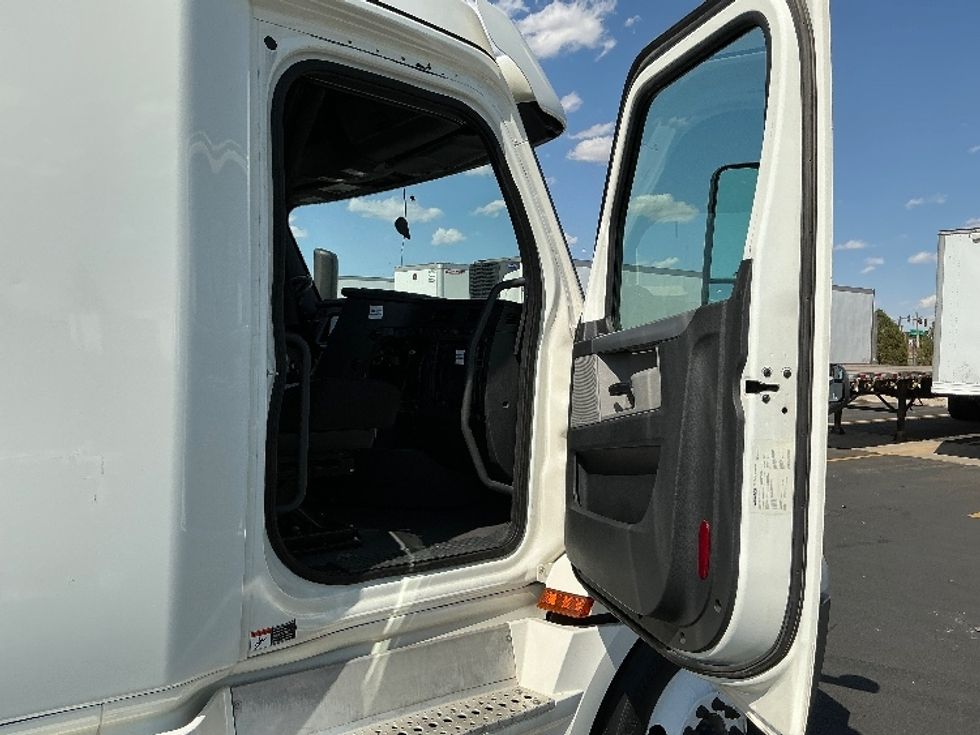 Sleeper Tractor-Heavy Duty Tractors-Freightliner-2020-T12664ST-Denver-CO-489,164\n\t\tmiles-$ 69,750 - Image 13