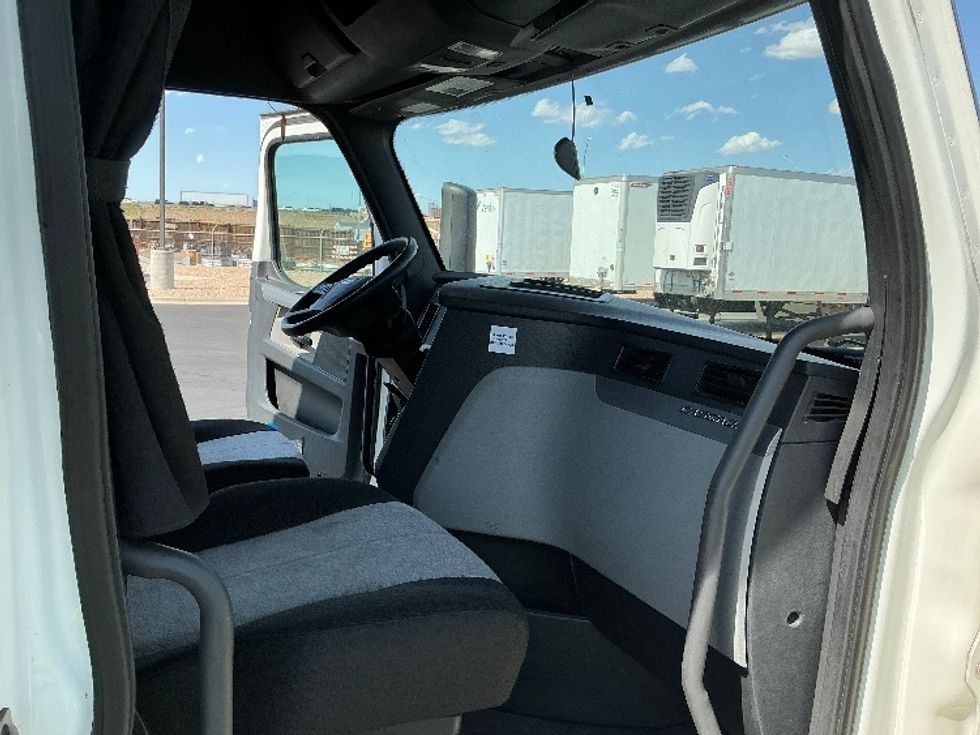 Sleeper Tractor-Heavy Duty Tractors-Freightliner-2020-T12664ST-Denver-CO-489,164\n\t\tmiles-$ 69,750 - Image 14
