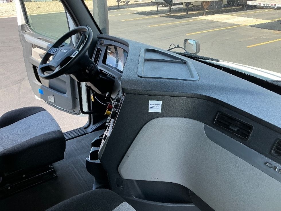 Sleeper Tractor-Heavy Duty Tractors-Freightliner-2020-T12664ST-Denver-CO-489,164\n\t\tmiles-$ 69,750 - Image 15