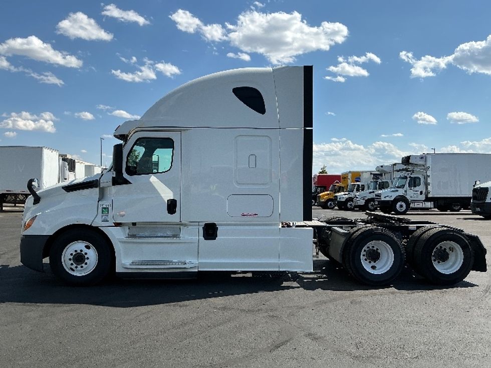 Sleeper Tractor-Heavy Duty Tractors-Freightliner-2020-T12664ST-Denver-CO-489,164\n\t\tmiles-$ 69,750 - Image 4