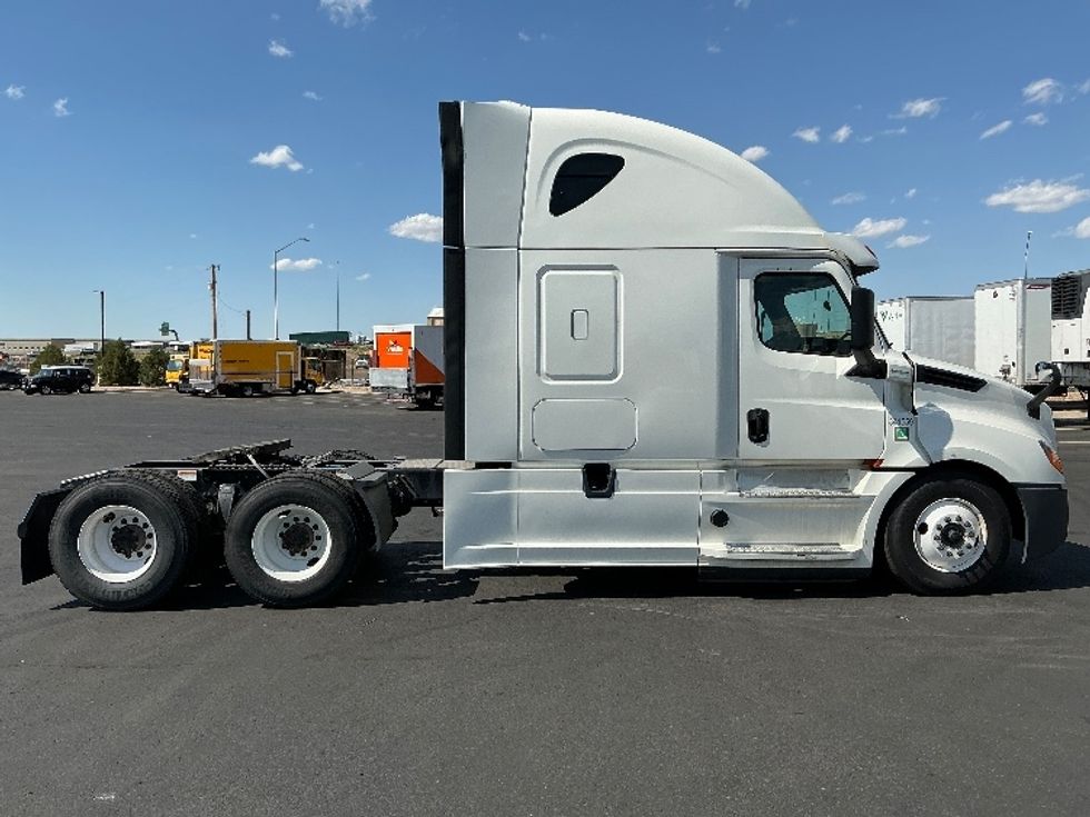 Sleeper Tractor-Heavy Duty Tractors-Freightliner-2020-T12664ST-Denver-CO-489,164\n\t\tmiles-$ 69,750 - Image 8