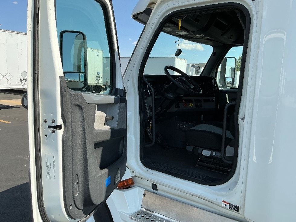 Sleeper Tractor-Heavy Duty Tractors-Freightliner-2020-T12664ST-Denver-CO-489,164\n\t\tmiles-$ 69,750 - Image 9
