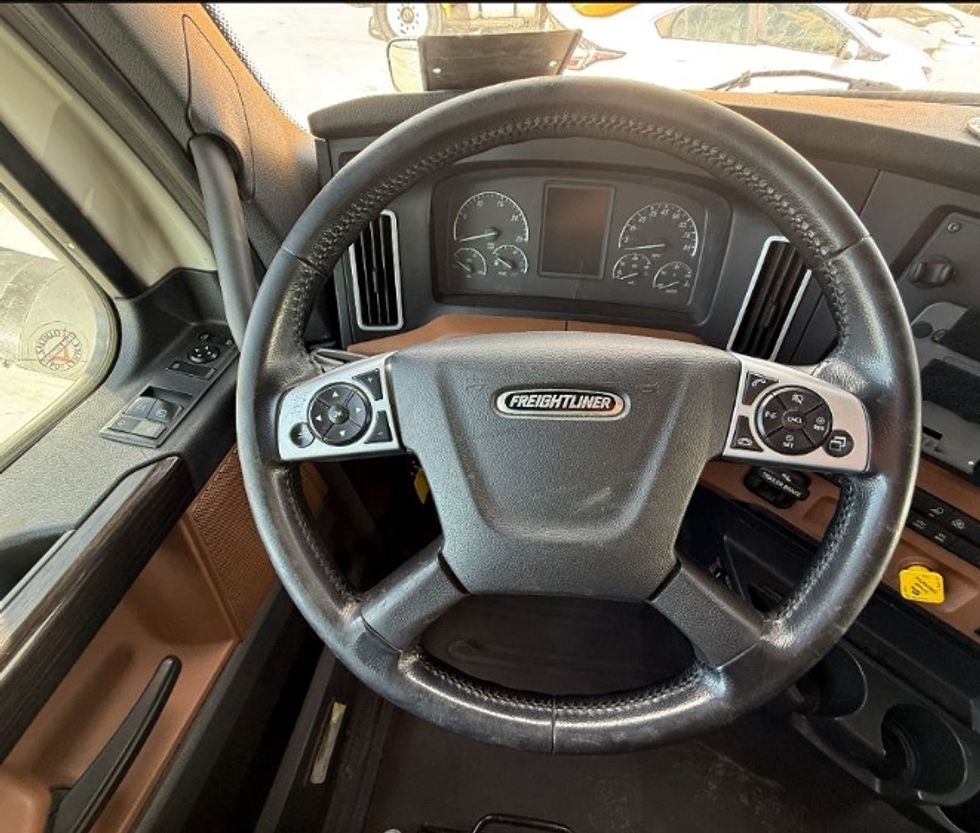 Sleeper Tractor-Heavy Duty Tractors-Freightliner-2020-T12664ST-Denver-CO-592,057\n\t\tmiles-$ 54,250 - Image 7