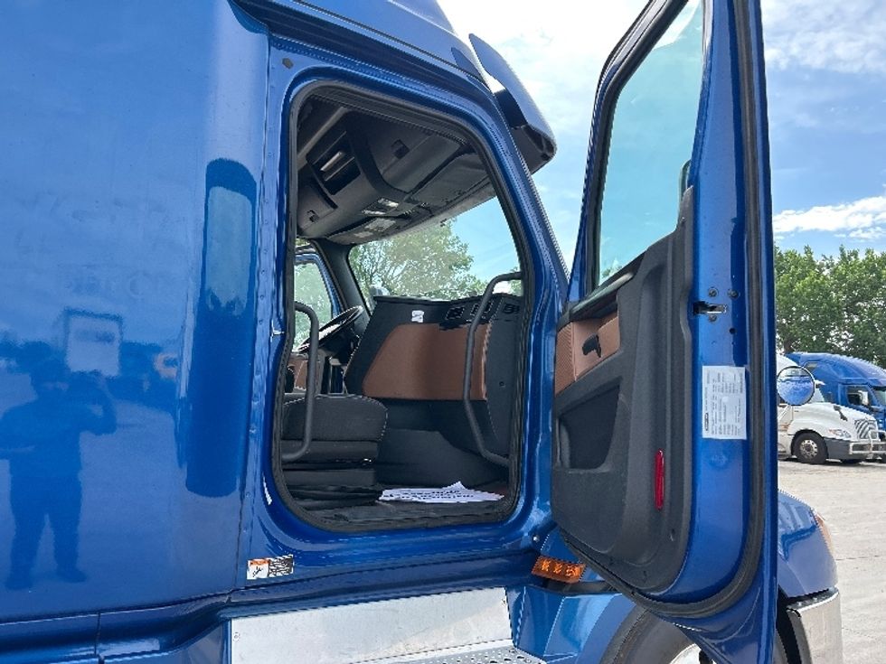 Sleeper Tractor-Heavy Duty Tractors-Freightliner-2020-T12664ST-Des Moines-IA-537,192\n\t\tmiles-$ 60,000 - Image 13