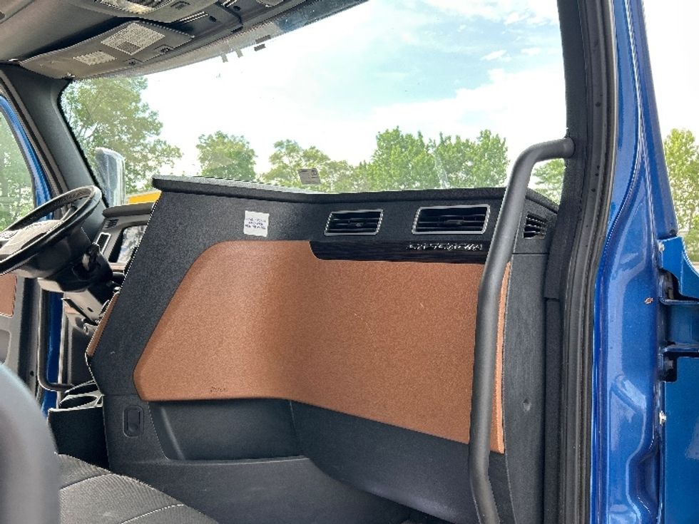 Sleeper Tractor-Heavy Duty Tractors-Freightliner-2020-T12664ST-Des Moines-IA-537,192\n\t\tmiles-$ 60,000 - Image 14
