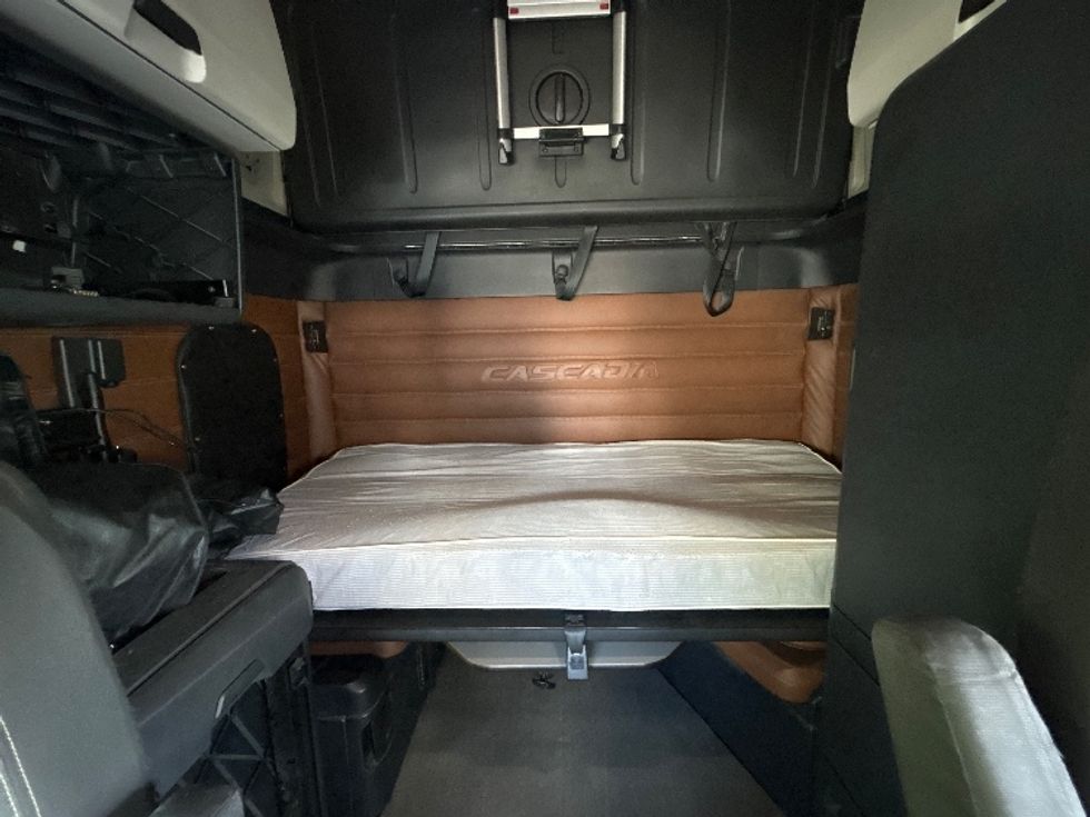 Sleeper Tractor-Heavy Duty Tractors-Freightliner-2020-T12664ST-Des Moines-IA-537,192\n\t\tmiles-$ 60,000 - Image 17