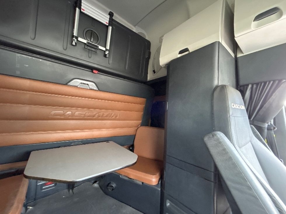 Sleeper Tractor-Heavy Duty Tractors-Freightliner-2020-T12664ST-Des Moines-IA-537,192\n\t\tmiles-$ 60,000 - Image 18