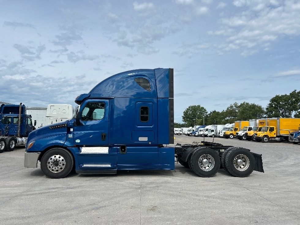 Sleeper Tractor-Heavy Duty Tractors-Freightliner-2020-T12664ST-Des Moines-IA-537,192\n\t\tmiles-$ 60,000 - Image 4