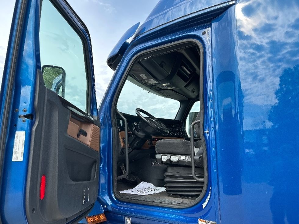 Sleeper Tractor-Heavy Duty Tractors-Freightliner-2020-T12664ST-Des Moines-IA-537,192\n\t\tmiles-$ 60,000 - Image 9