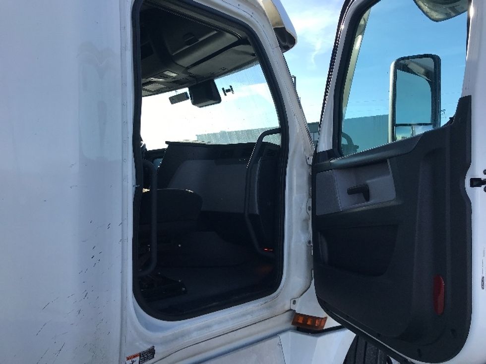 Sleeper Tractor-Heavy Duty Tractors-Freightliner-2020-T12664ST-Des Moines-IA-565,025\n\t\tmiles-$ 54,500 - Image 13