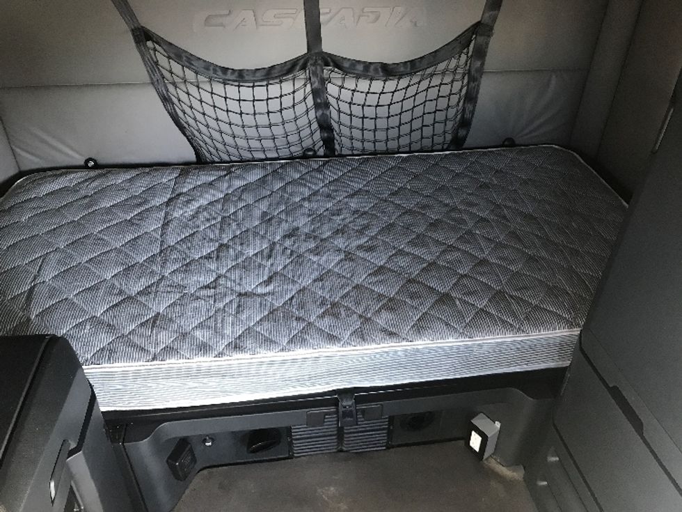 Sleeper Tractor-Heavy Duty Tractors-Freightliner-2020-T12664ST-Des Moines-IA-565,025\n\t\tmiles-$ 54,500 - Image 16